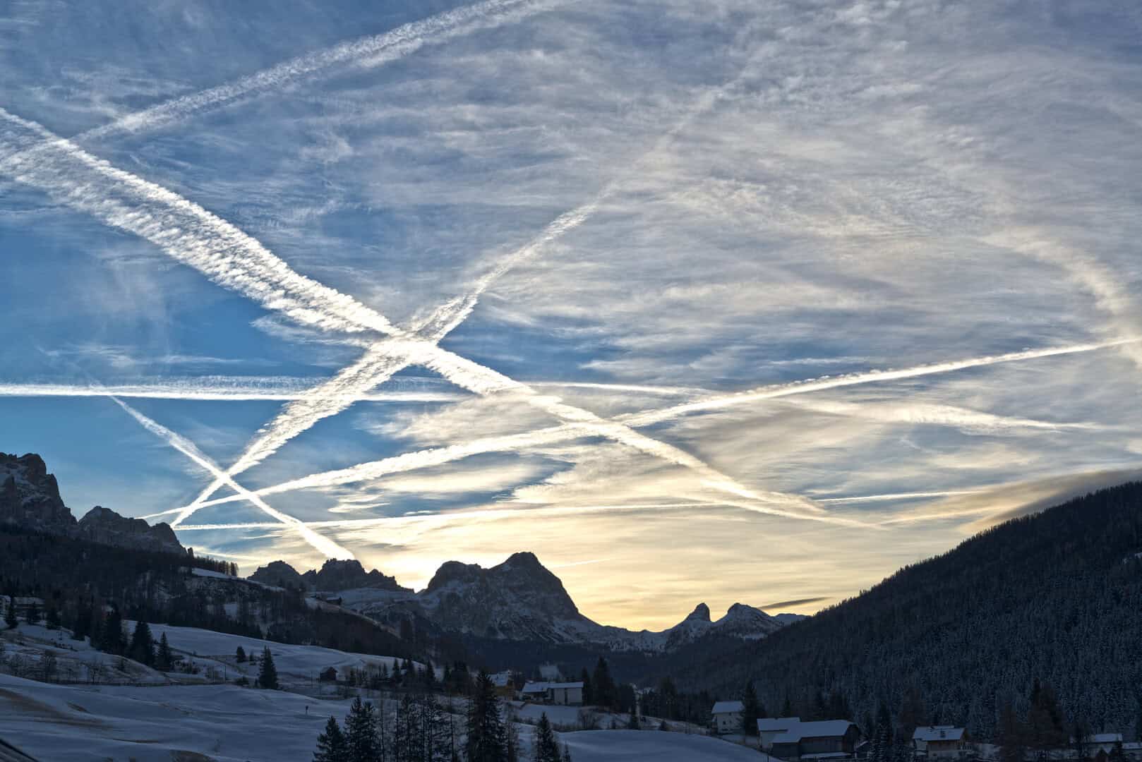Cosa sono le scie bianche lasciate dagli aerei? Tra scienza e teoria del complotto