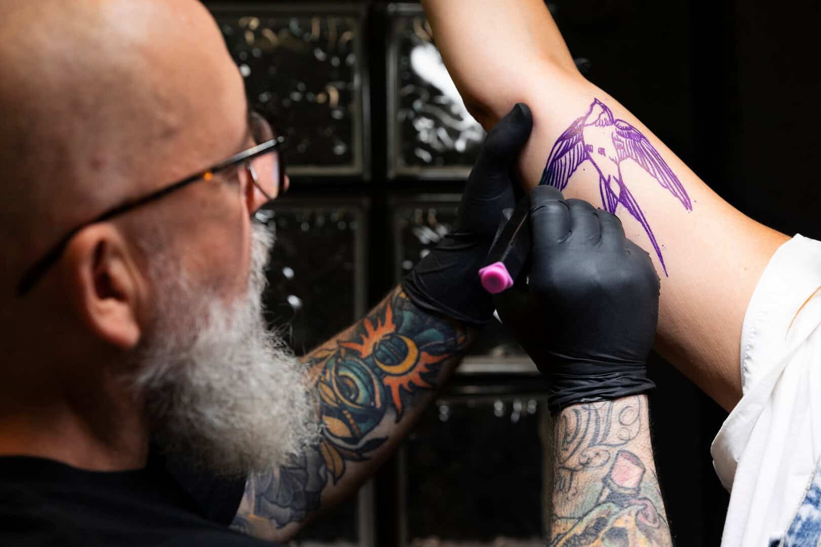 Gli inchiostri per tatuaggi? Attenzione, potrebbero contenere batteri nocivi per la salute