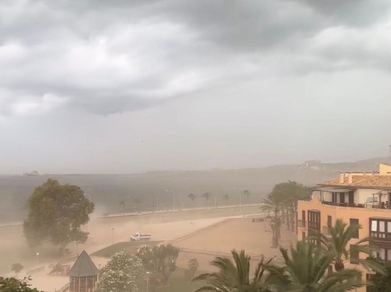 I primi effetti del Mediterraneo bollente: Baleari colpite da violenta e anomala tempesta, preoccupa l’autunno