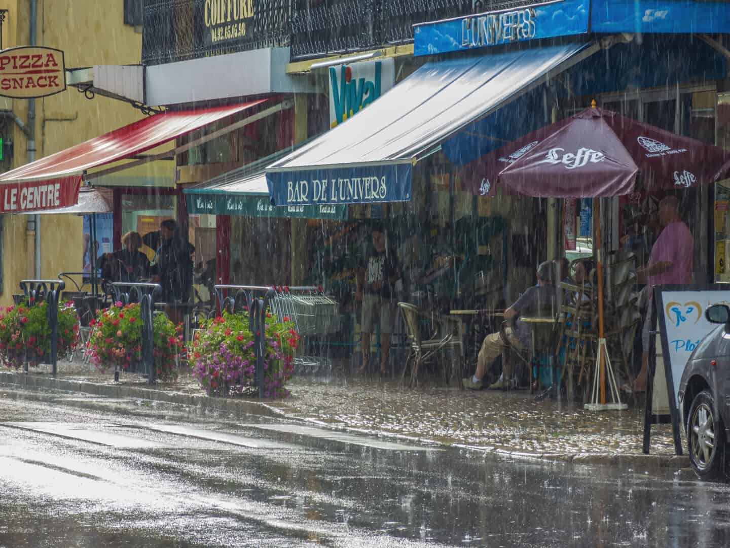 Meteo Francia: piogge torrenziali e tempeste causano gravi danni nel nord del paese