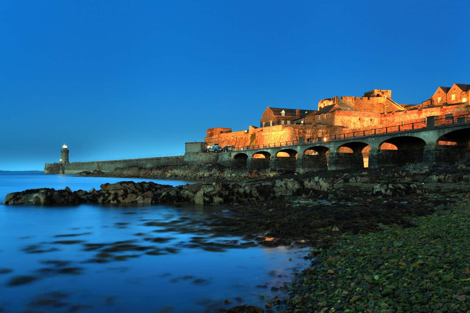 Viaggio tra i misteriosi castelli di Guernsey: un’escursione storica