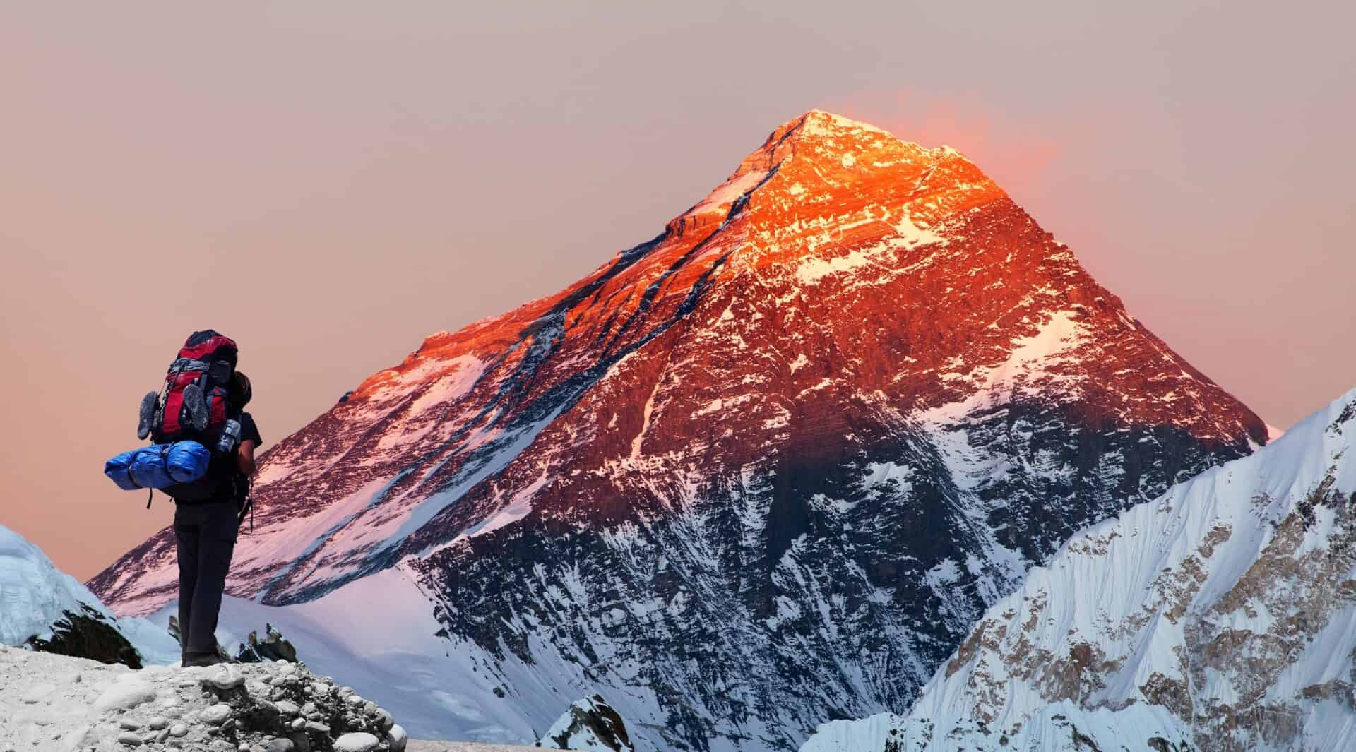Il Nepal adotta un metodo innovativo per la pulizia dell’Everest: di cosa si tratta?