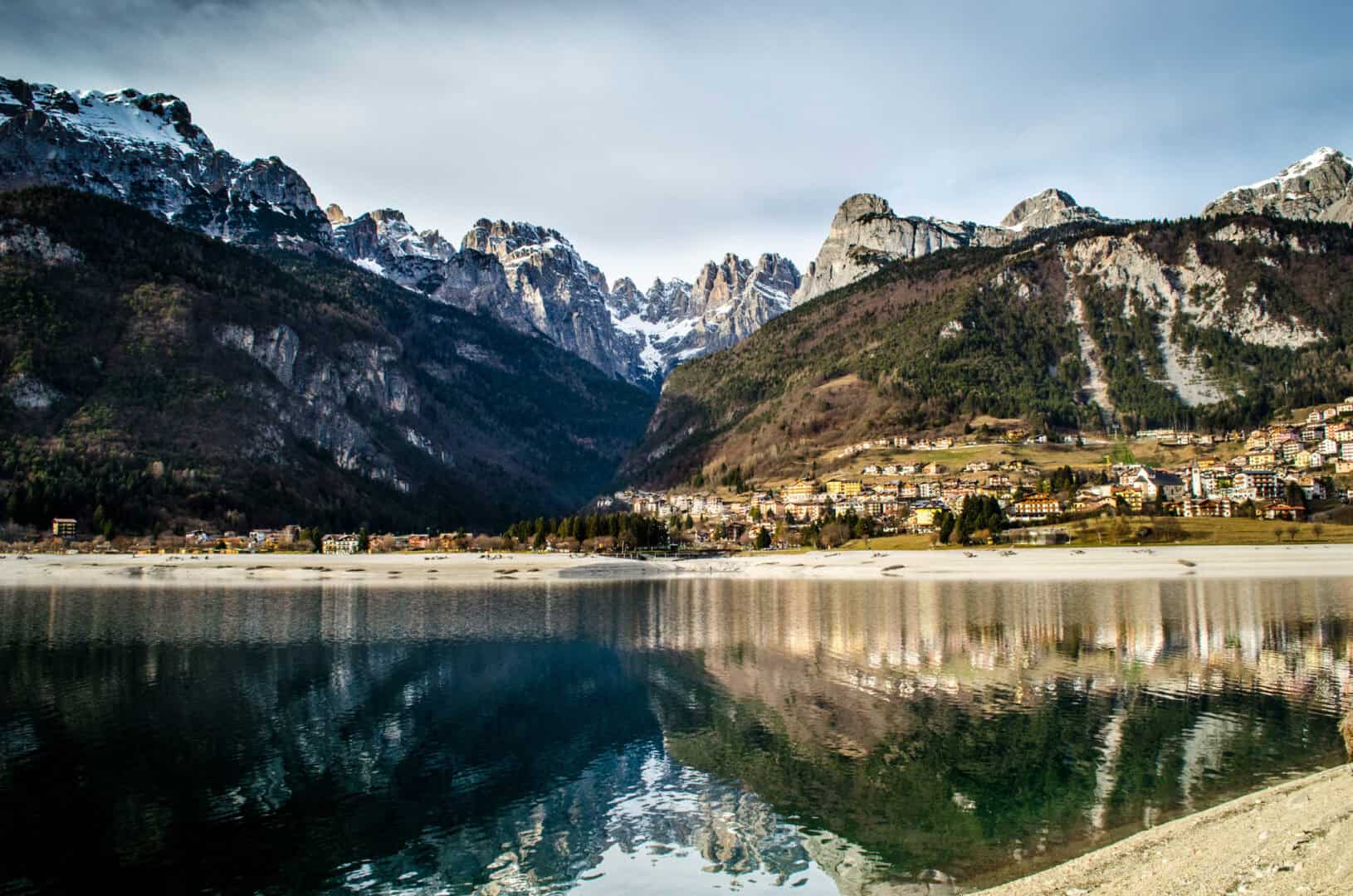 Turismo a Molveno. Scoperta autunnale tra escursioni e relax lacustre
