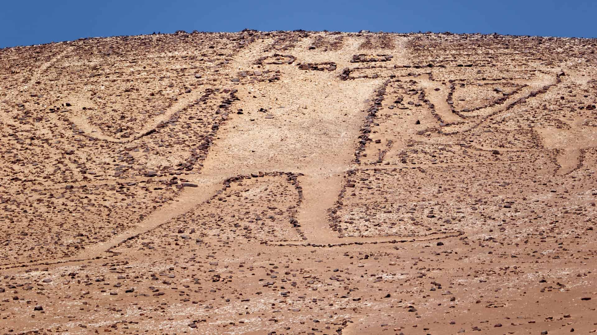 Un gigante colossale di 119 metri: il geoglifo del deserto di Atacama