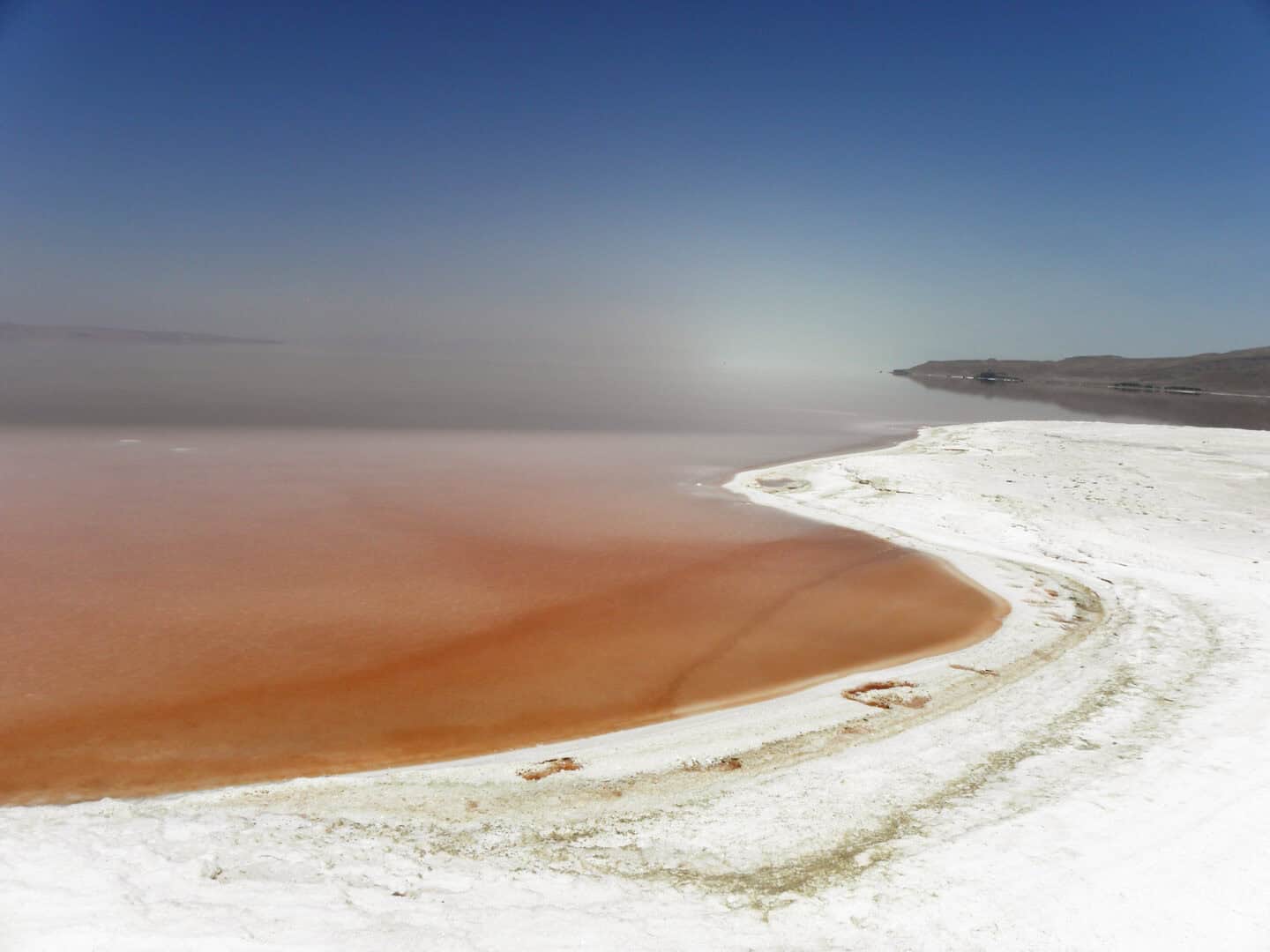 Perché il lago Urmia è diventato improvvisamente rosso sangue?