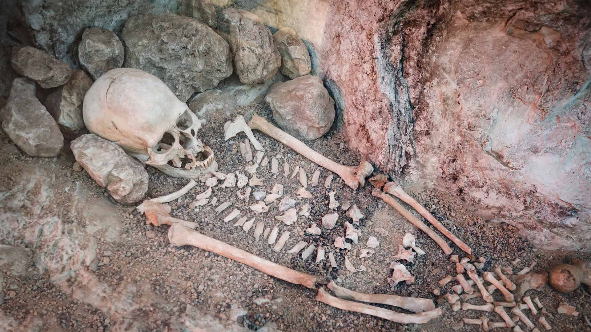 Gli uomini della Grotta del Cervo Rosso: risolto un mistero di 14.000 anni fa
