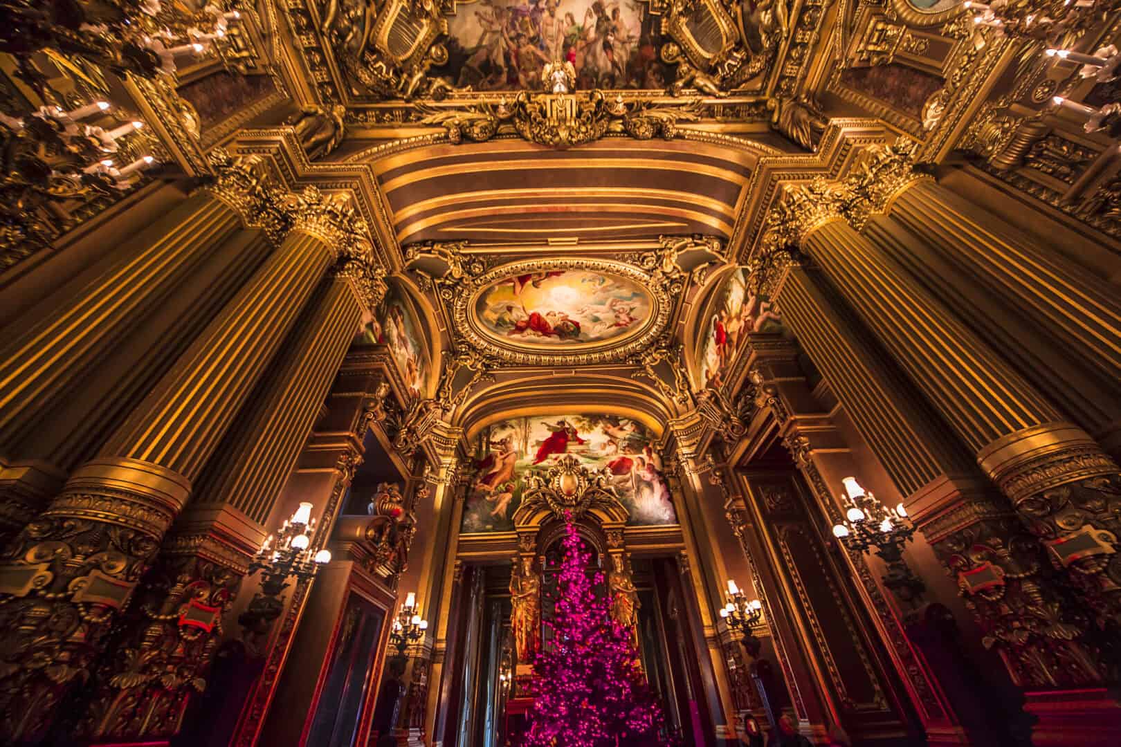 Turismo natalizio a Parigi. Le decorazioni sfavillanti dell’Opéra nel freddo inverno