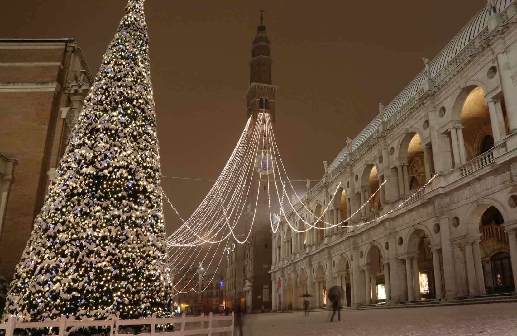 Turismo a Vicenza. Mercatino natalizio tra freddo e nebbia