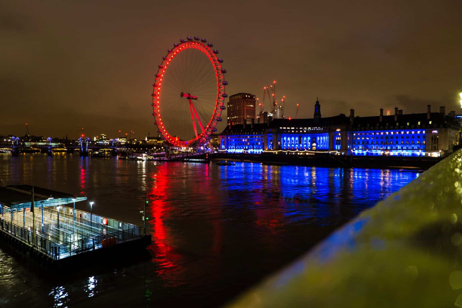 Turismo a Londra: magia delle luci natalizie lungo il Tamigi. Abbigliamento consigliato