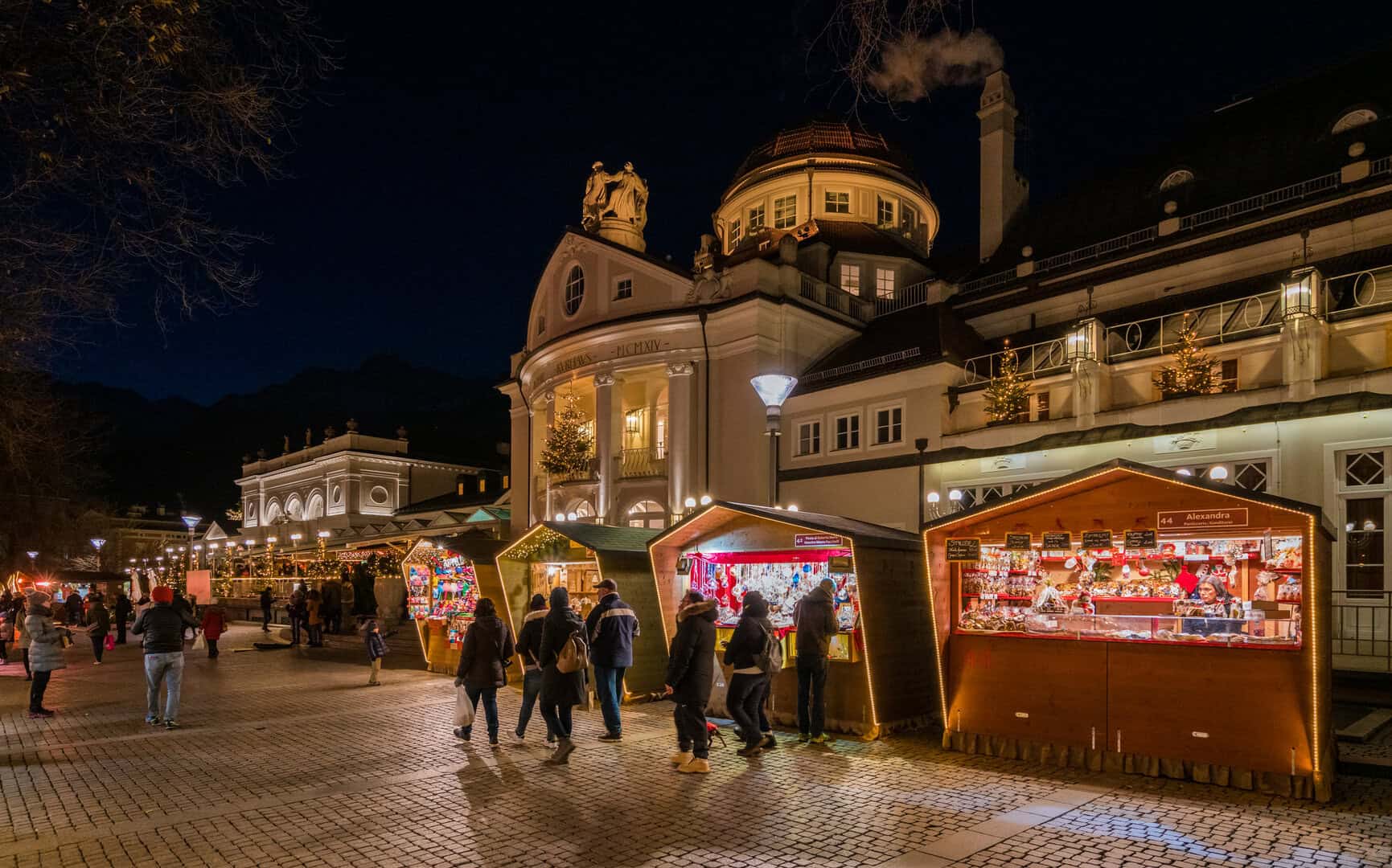 Turismo a Merano: incantevole mercatino natalizio tra neve e Gelo