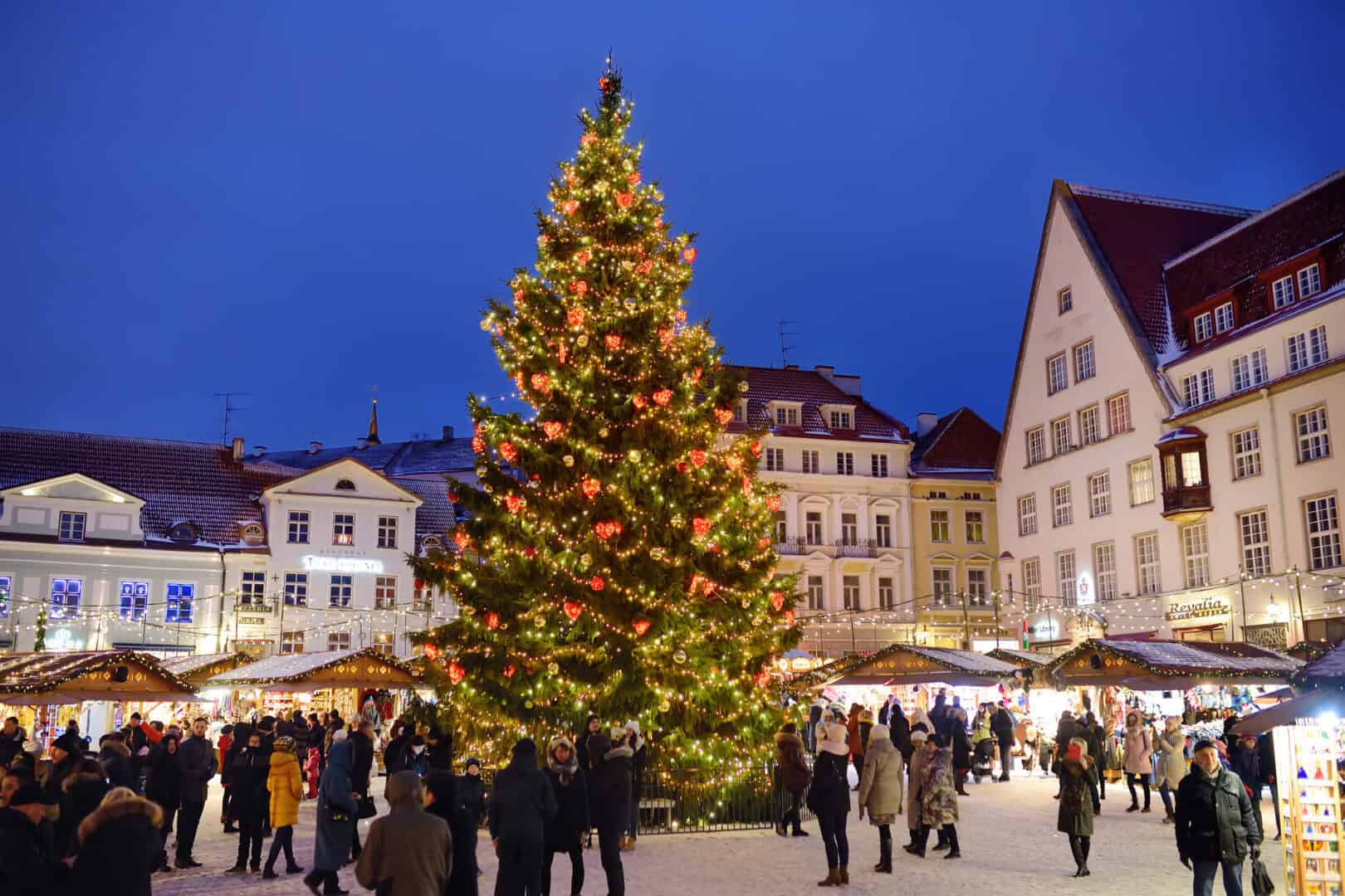 Incantevole mercatino di Natale a Tallin sotto la neve. Turismo