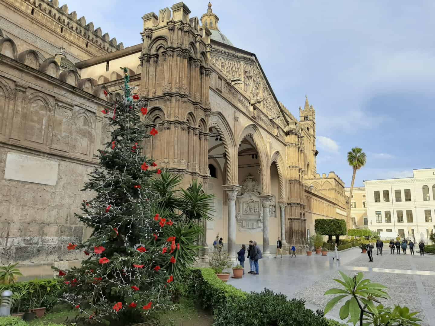 Turismo a Palermo. Mercatino natalizio sotto il sole mite