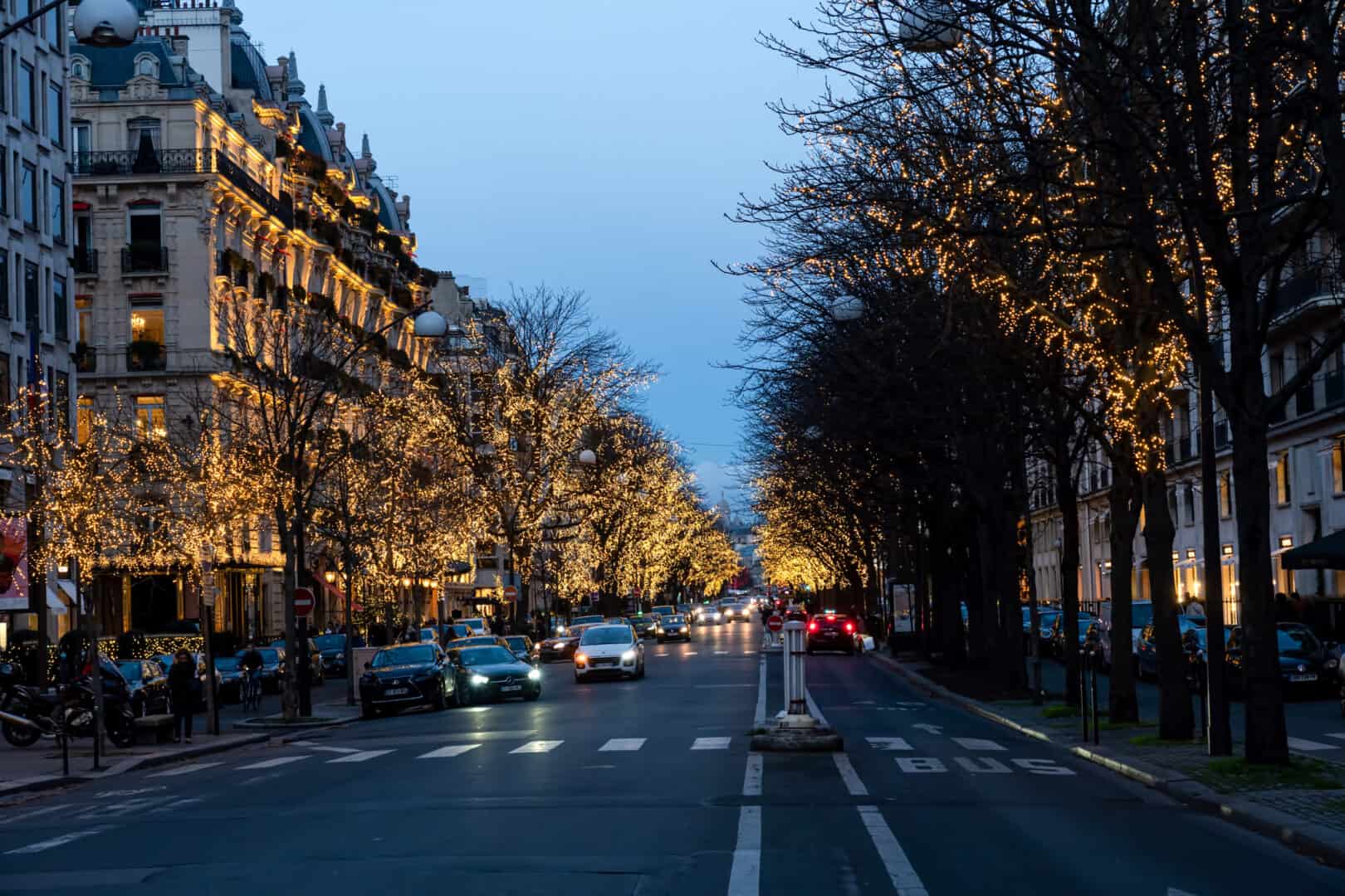 Viaggio a Parigi: natale e capodanno lungo l’Avenue Montaigne addobbata. Clima