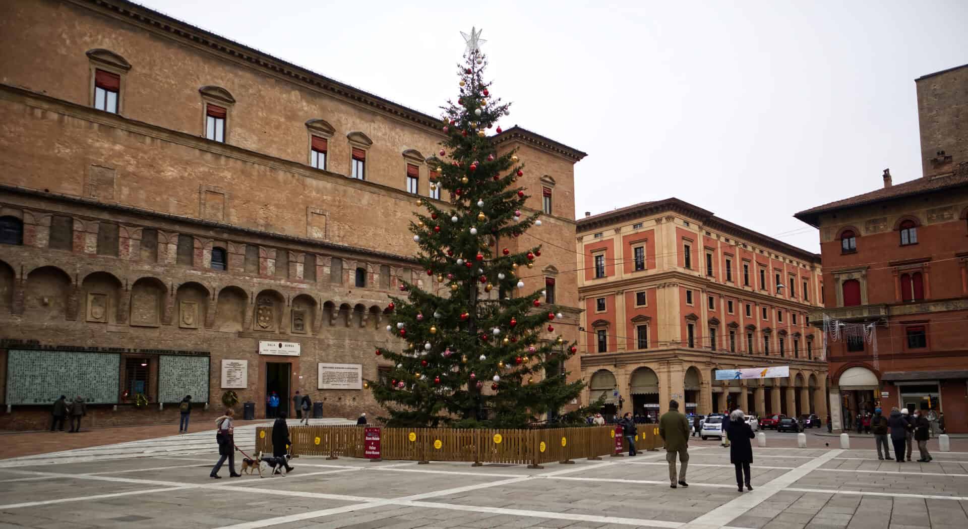 Turismo: il mercatino di Natale a Bologna sotto il freddo e la pioggia. Bologna
