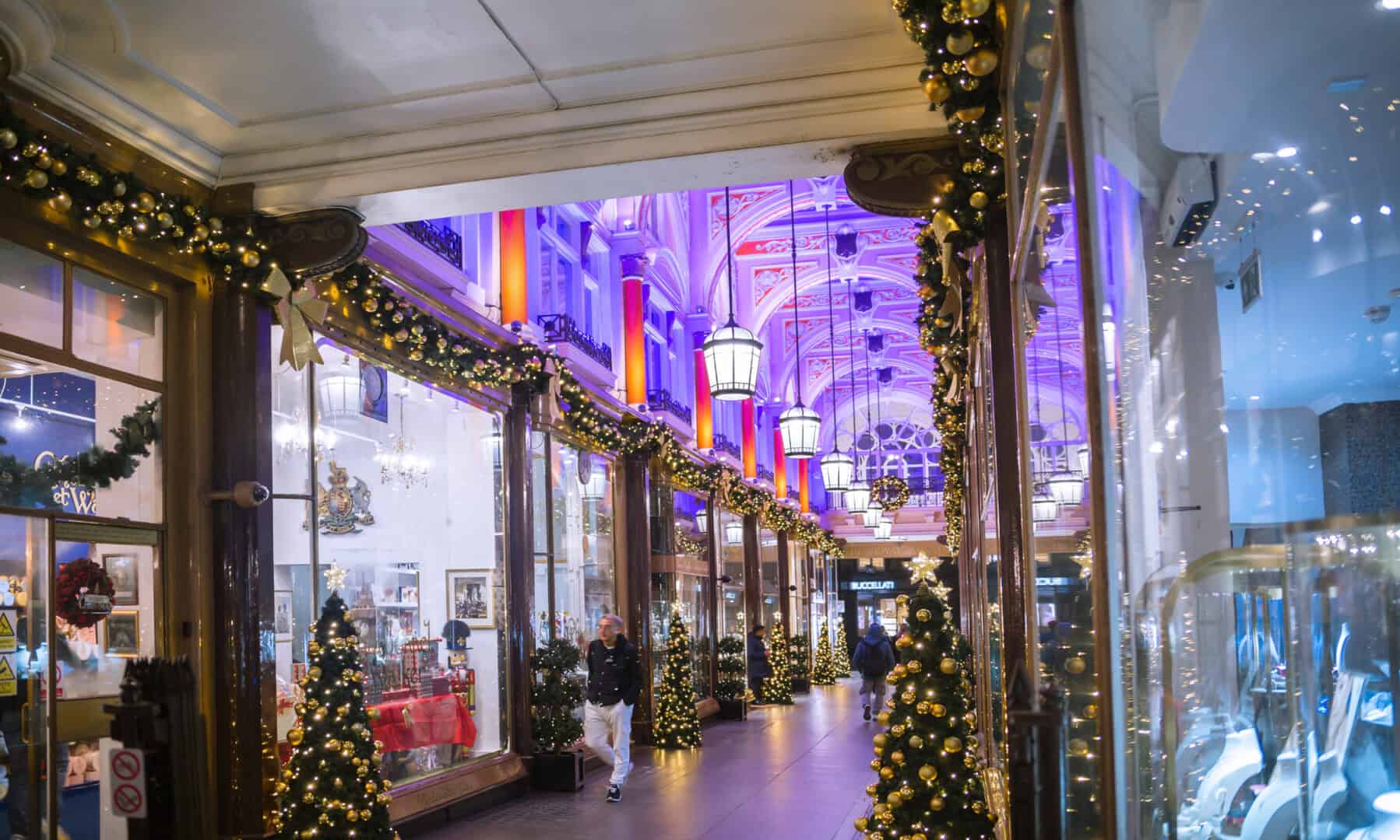 Turismo natalizio a Londra. Tour fotografico delle vetrine a Mayfair, come vestirsi