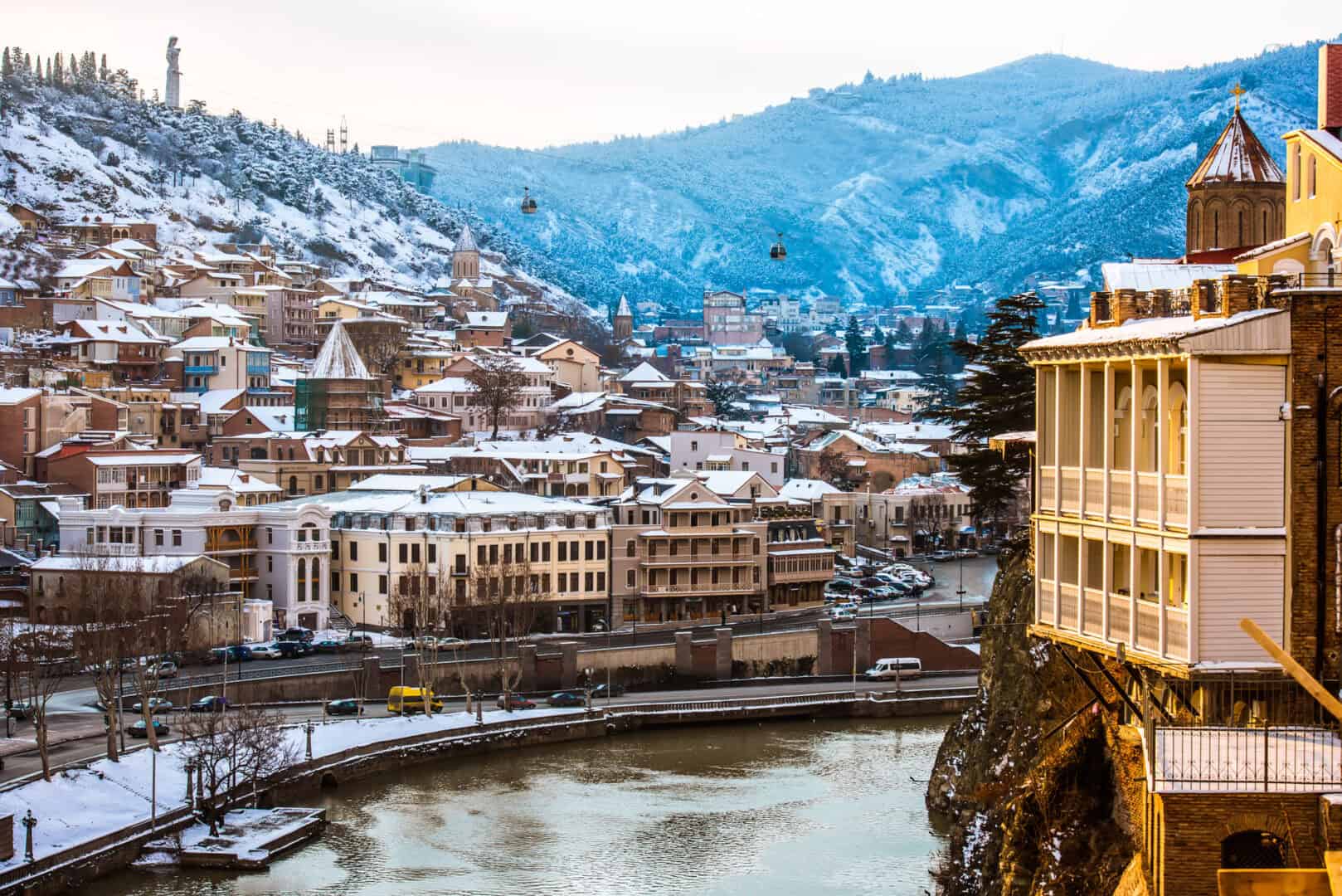 Turismo a Tbilisi. Esplora bagni di zolfo e il centro storico in inverno