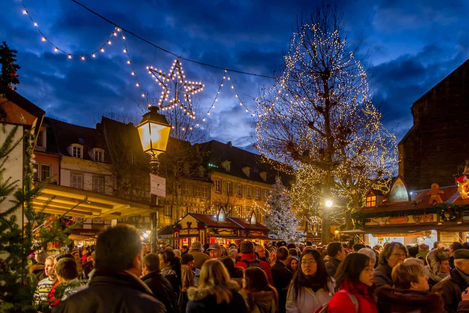 Turismo al mercatino di Natale a Monaco: atmosfera invernale