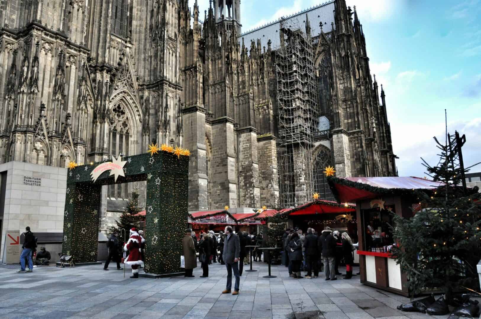 Turismo a Colonia. Il mercatino di Natale tra freddo umido e cielo coperto