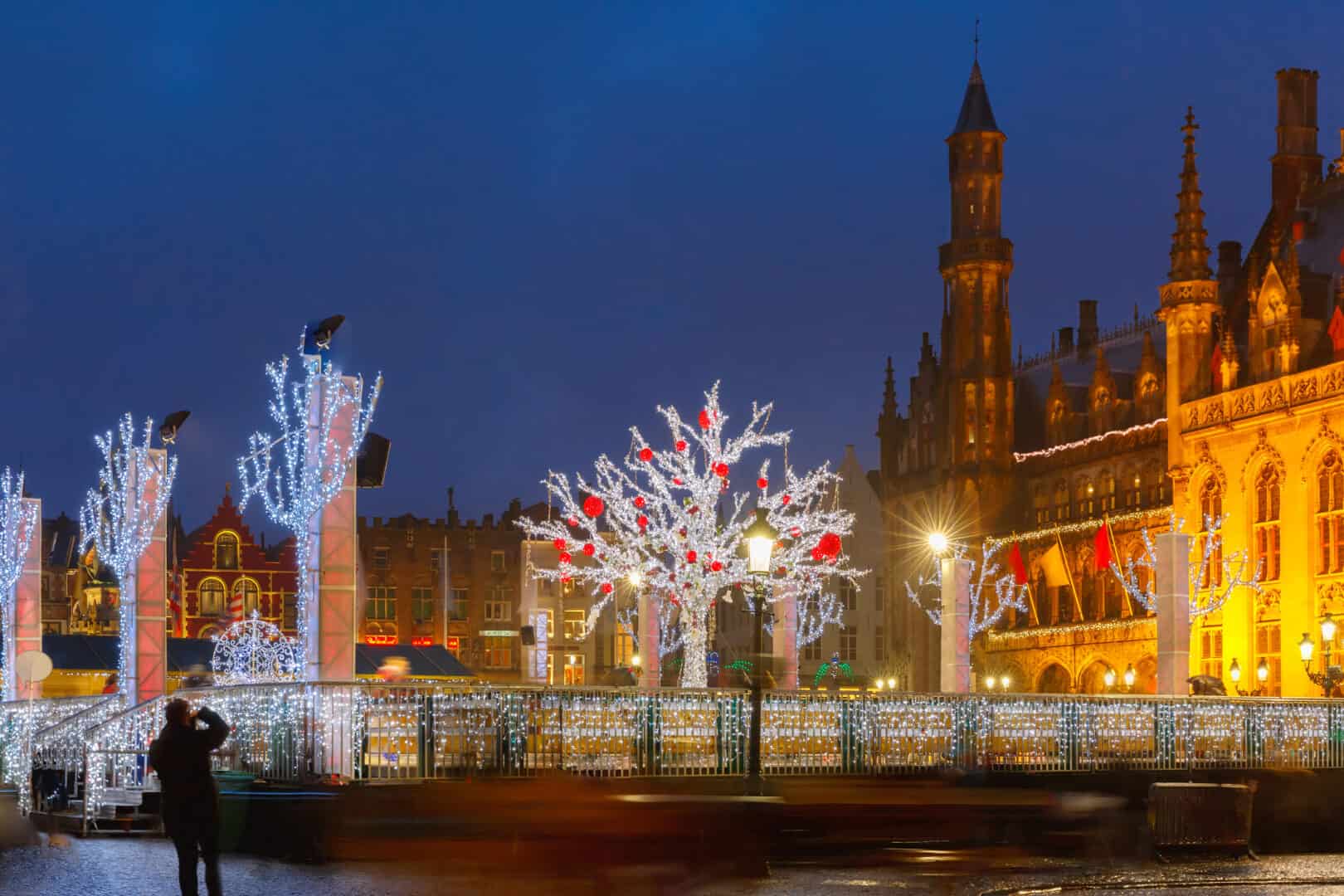 Turismo a Bruges: mercatino natalizio tra piogge e freddo umido