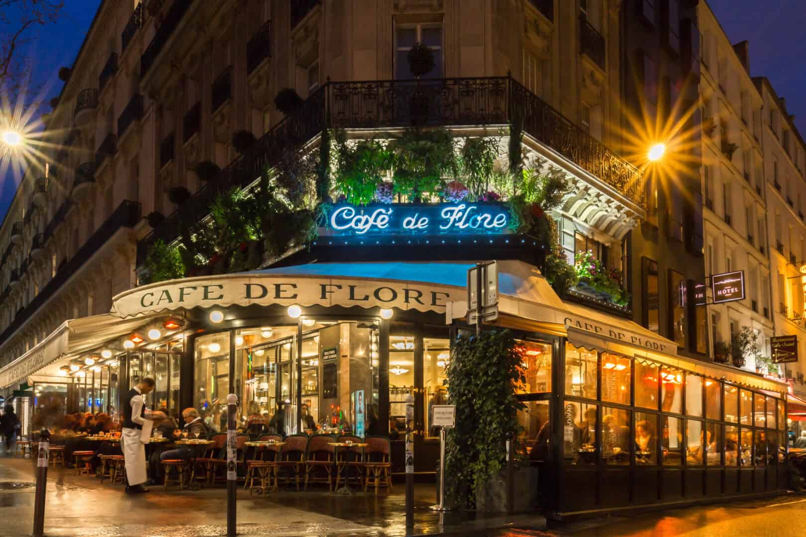 Turismo invernale a Parigi. I café decorati del Quartiere Latino e clima