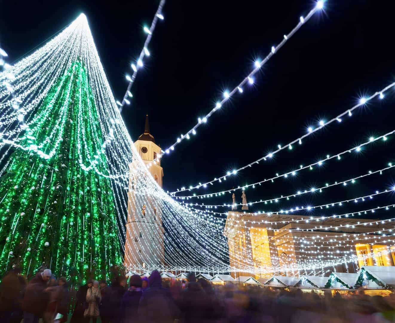 Turismo a Vilnius: il mercatino di Natale tra neve e gelo. Vilnius incanta d’inverno