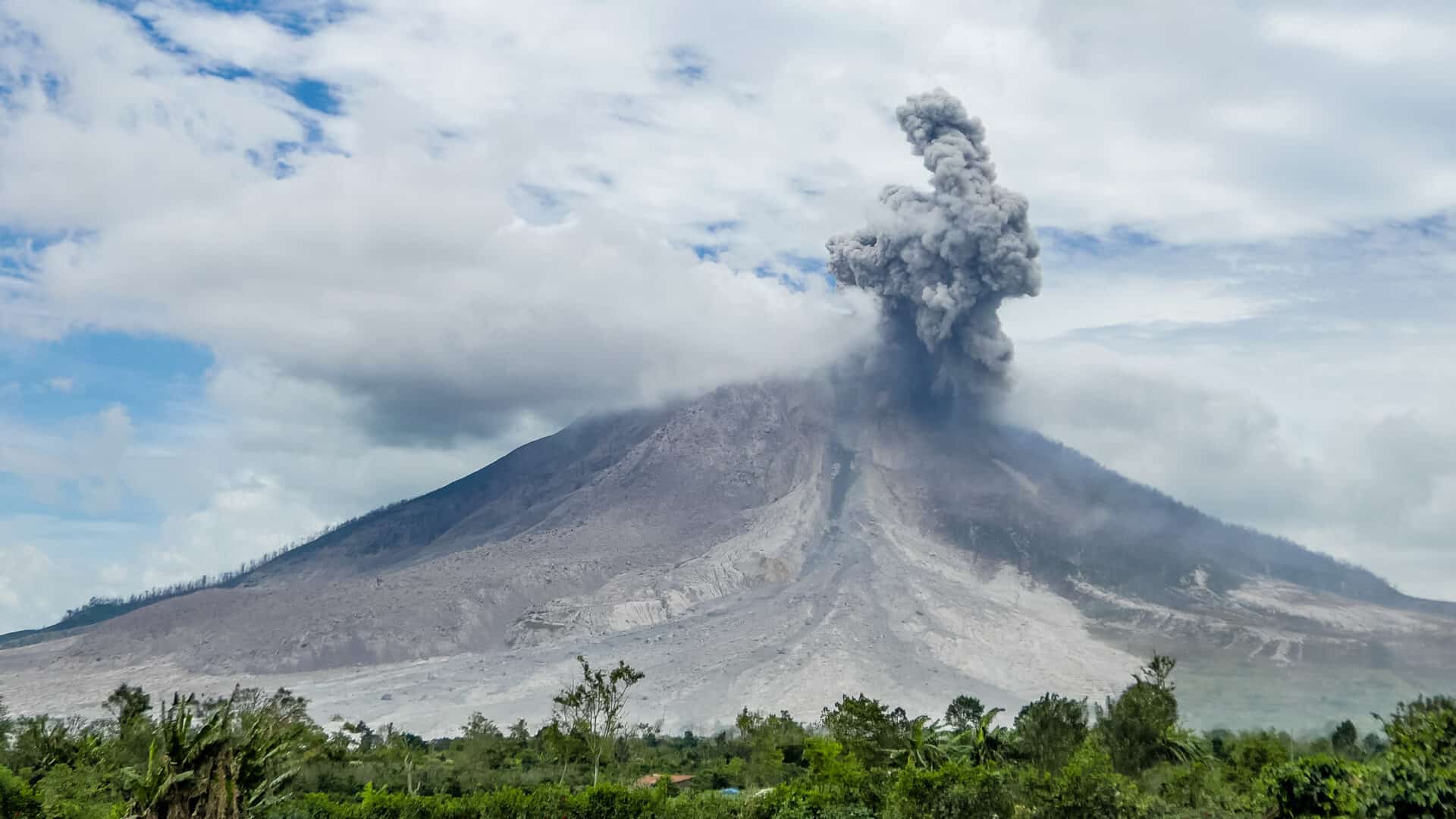 Indonesia: eruzione vulcanica causa almeno dieci vittime