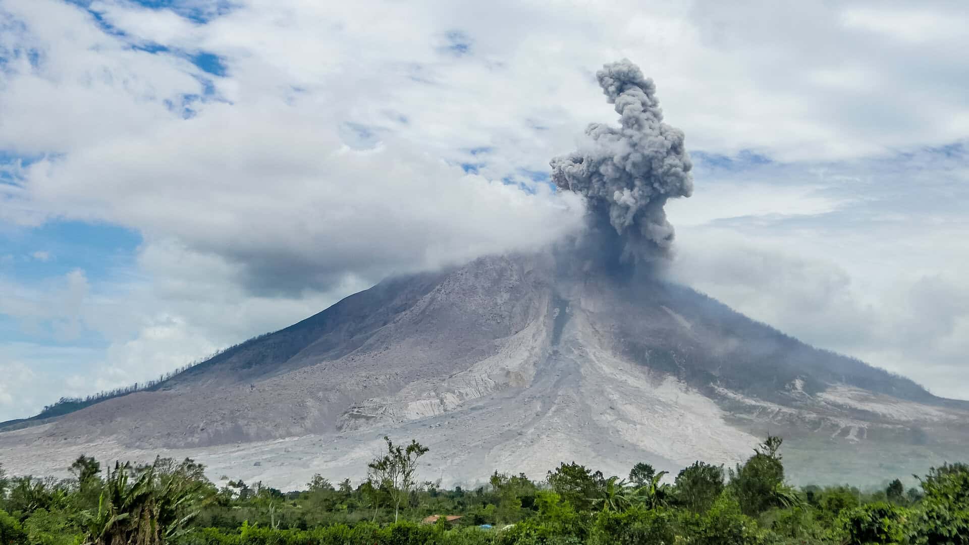 Indonesia: eruzione vulcanica causa almeno dieci vittime