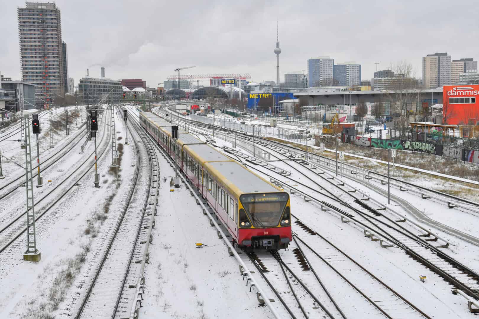 L’inverno prende il via in Germania: la prima neve imbianca il nord della Germania