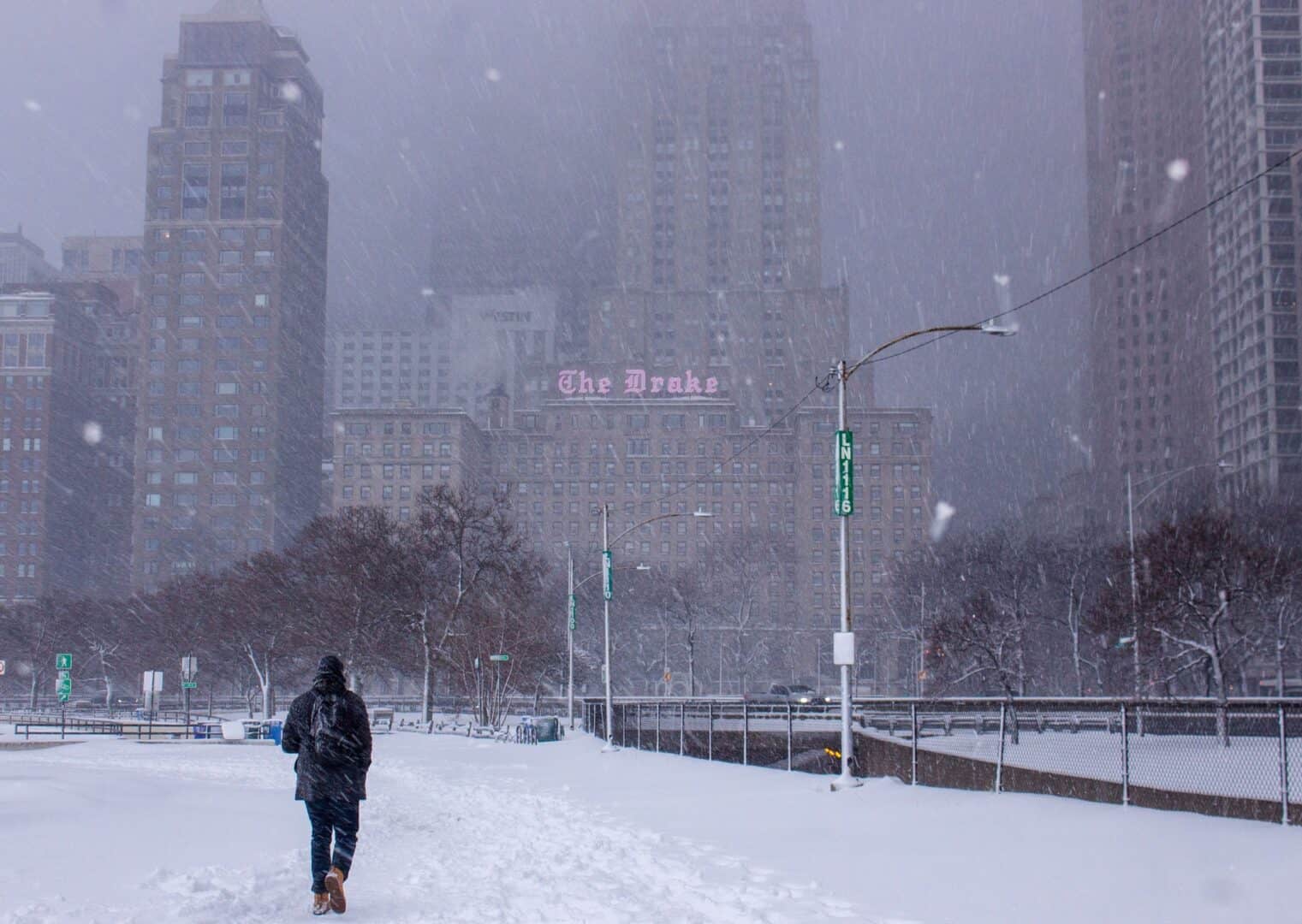 Meteo USA: tempesta invernale su Chicago e Milwaukee: neve, vento e voli interrotti