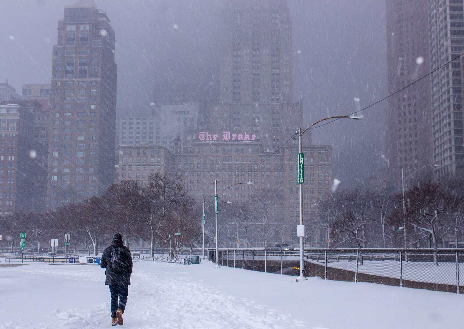 Meteo USA: tempesta invernale su Chicago e Milwaukee: neve, vento e voli interrotti