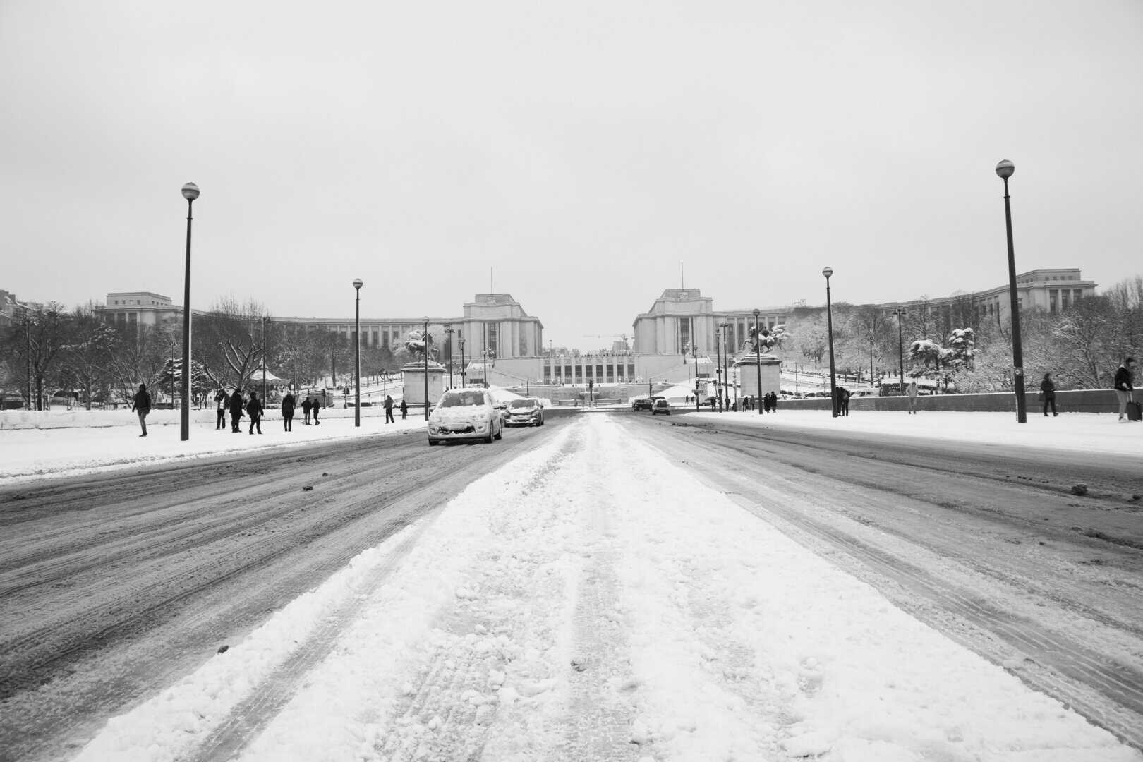 Prima tempesta invernale in Francia, porta neve e gelo fino a Parigi