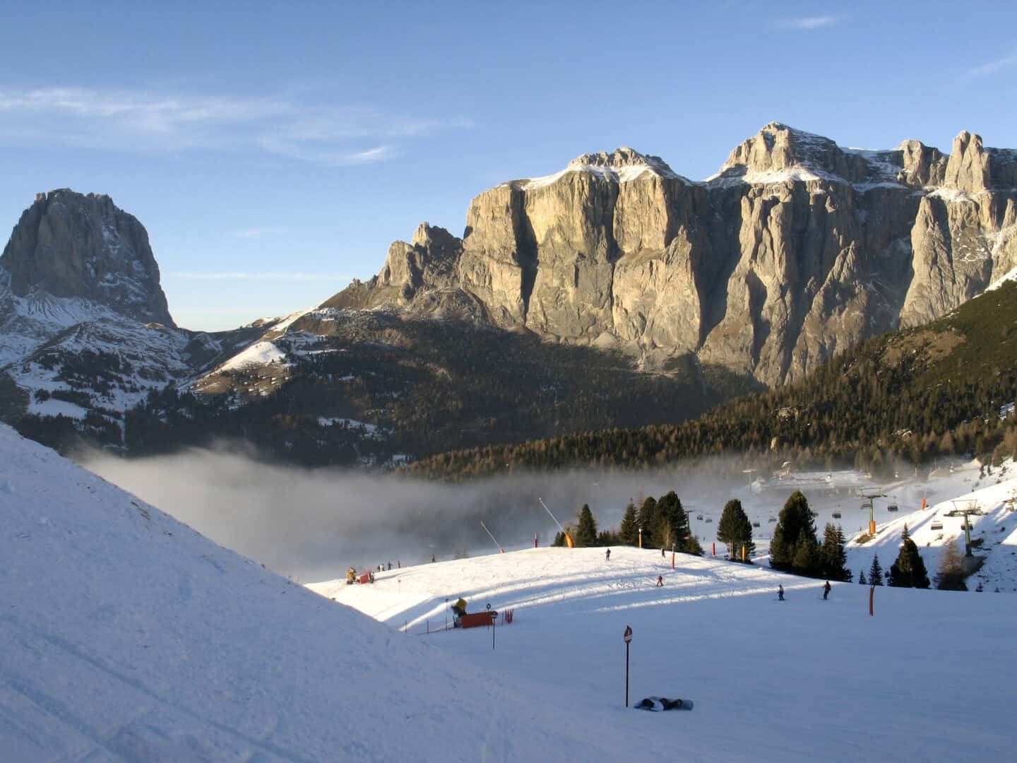 Turismo sulla neve a Canazei: sci, snowboard e avventure in slitta nel maestoso paesaggio delle Dolomiti