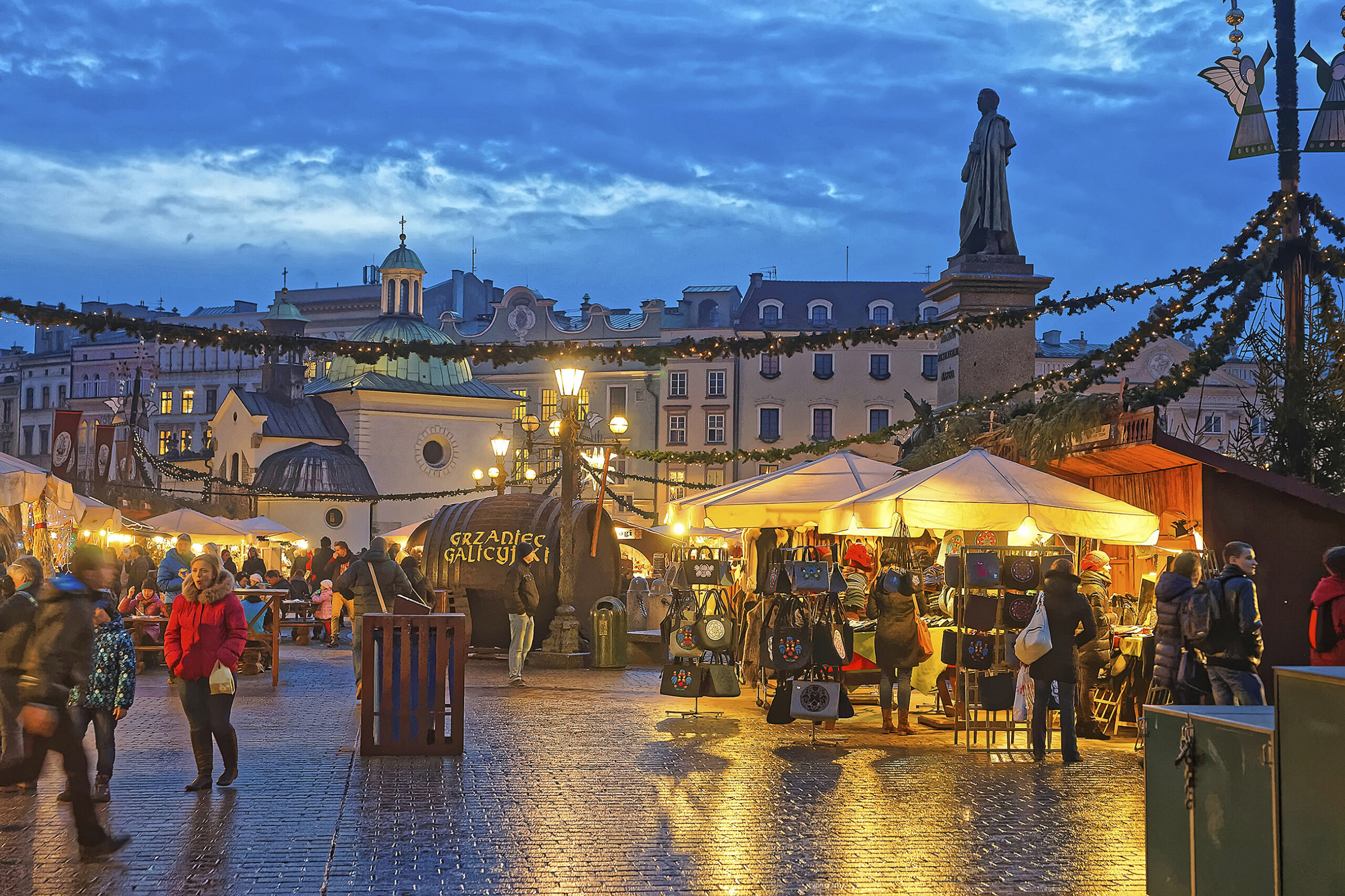 Vacaciones de fin de año en Cracovia: ambiente histórico y mercados navideños en el corazón del invierno thumbnail