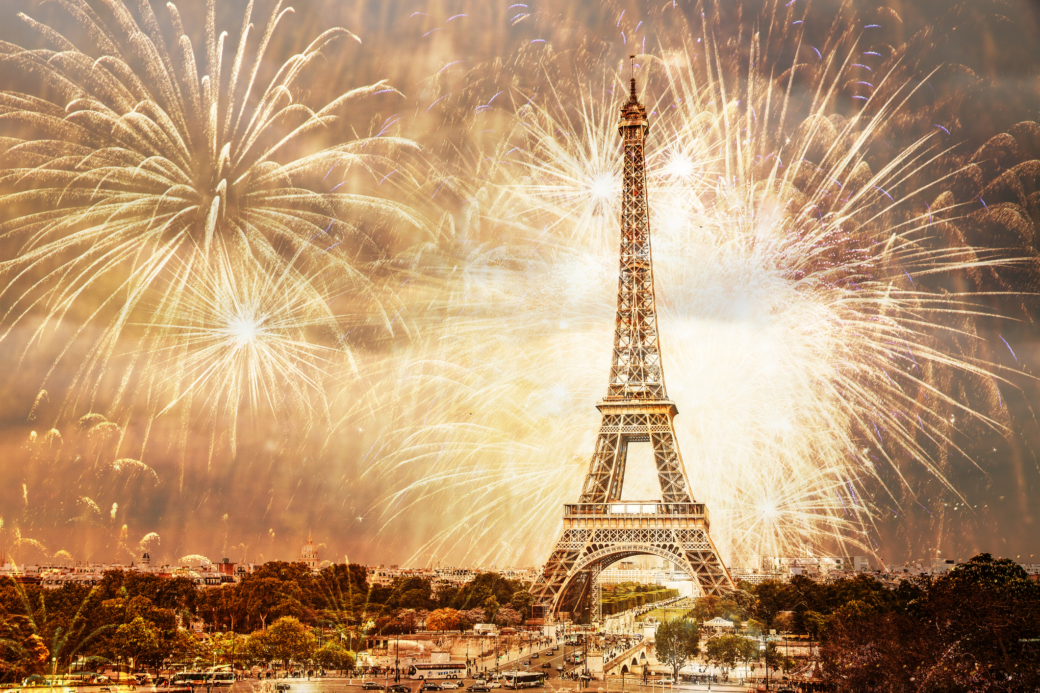 Tourism in Paris: Christmas Magic and New Year’s Eve along Avenue Montaigne thumbnail