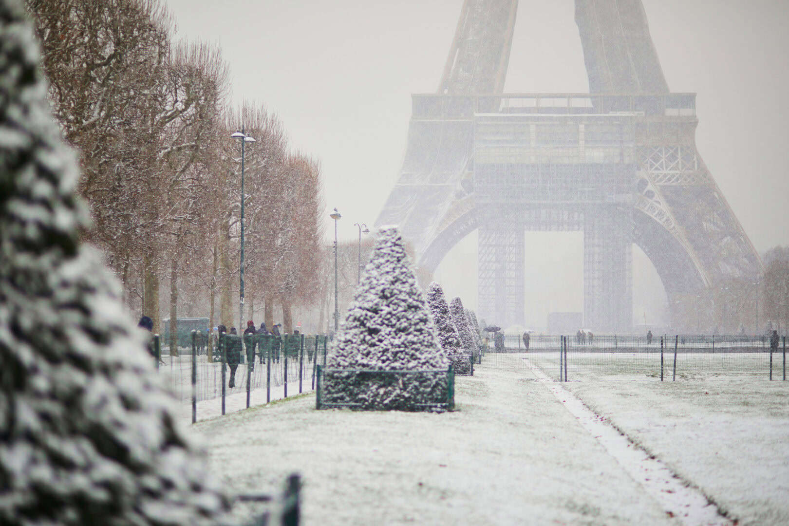 Turismo natalizio a Parigi. Luci e clima invernale a Place de la Concorde