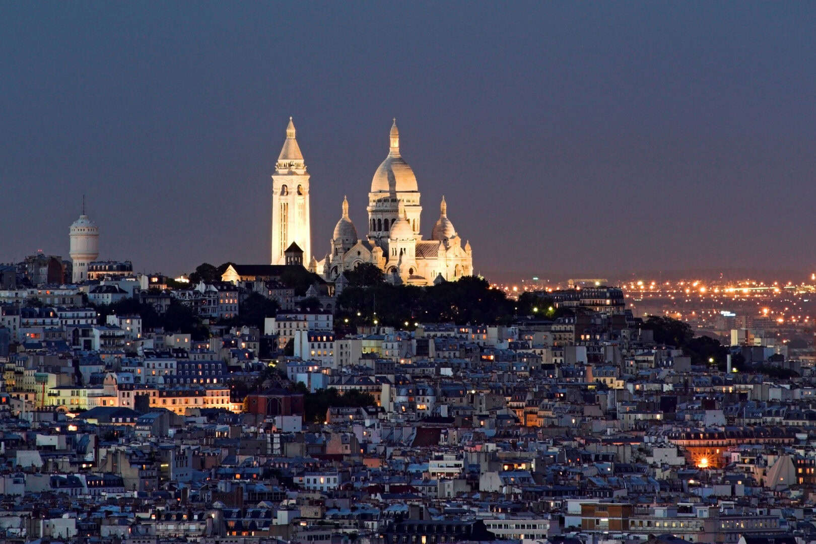 Turismo invernale. Montmartre illumina Parigi tra magia natalizia e freddo pungente