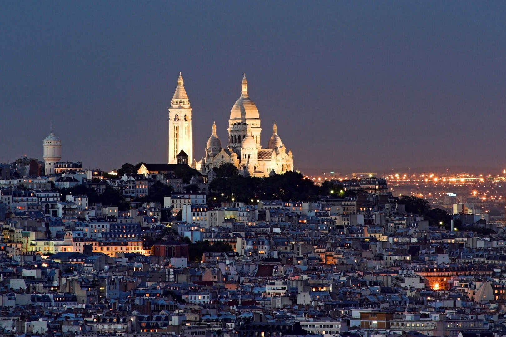 Turismo invernale. Montmartre illumina Parigi tra magia natalizia e freddo pungente