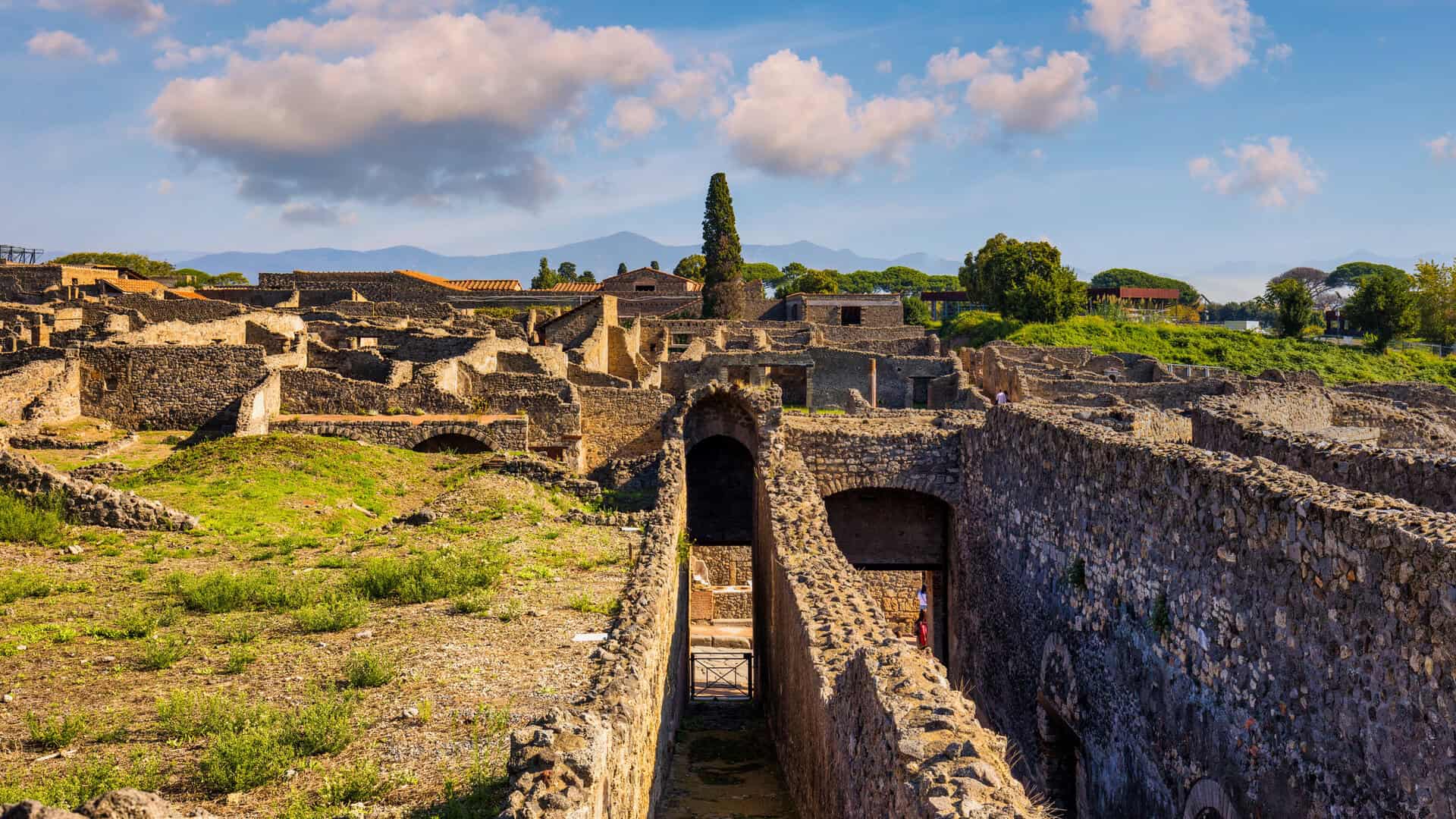 Turismo a Napoli: clima mite e scoperte. Dal Vesuvio a Pompei