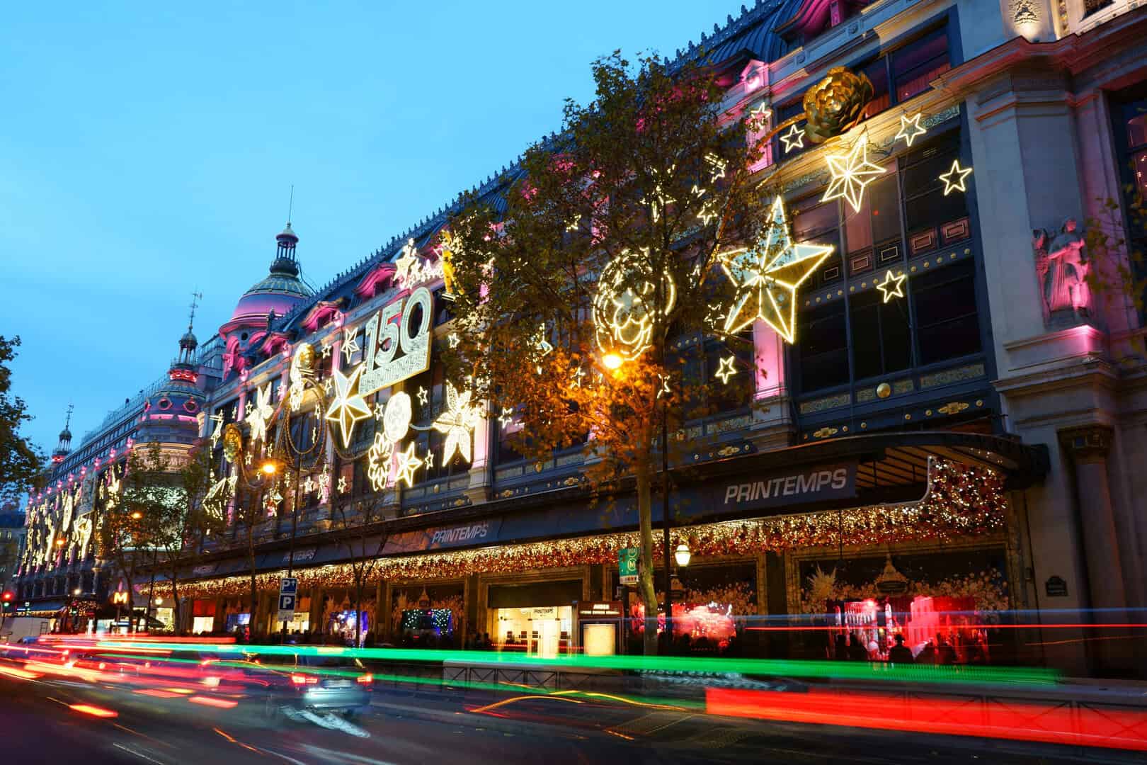 Turismo a Parigi: magica atmosfera natalizia e decorazioni a Place Vendôme
