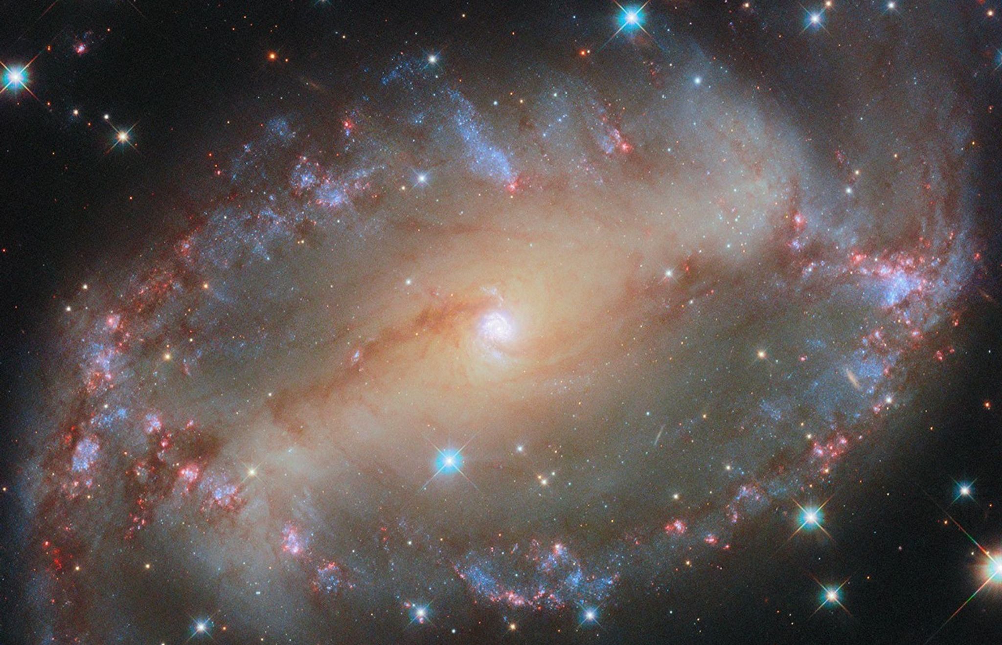 Hubble captura una imagen impresionante del “ojo cósmico” de una galaxia espiral thumbnail