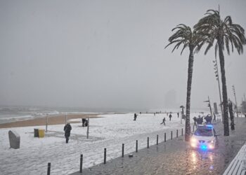 Neve a grani a Barcellona, in Spagna. Noterete la spiaggia imbiancata. Foto di repertorio.