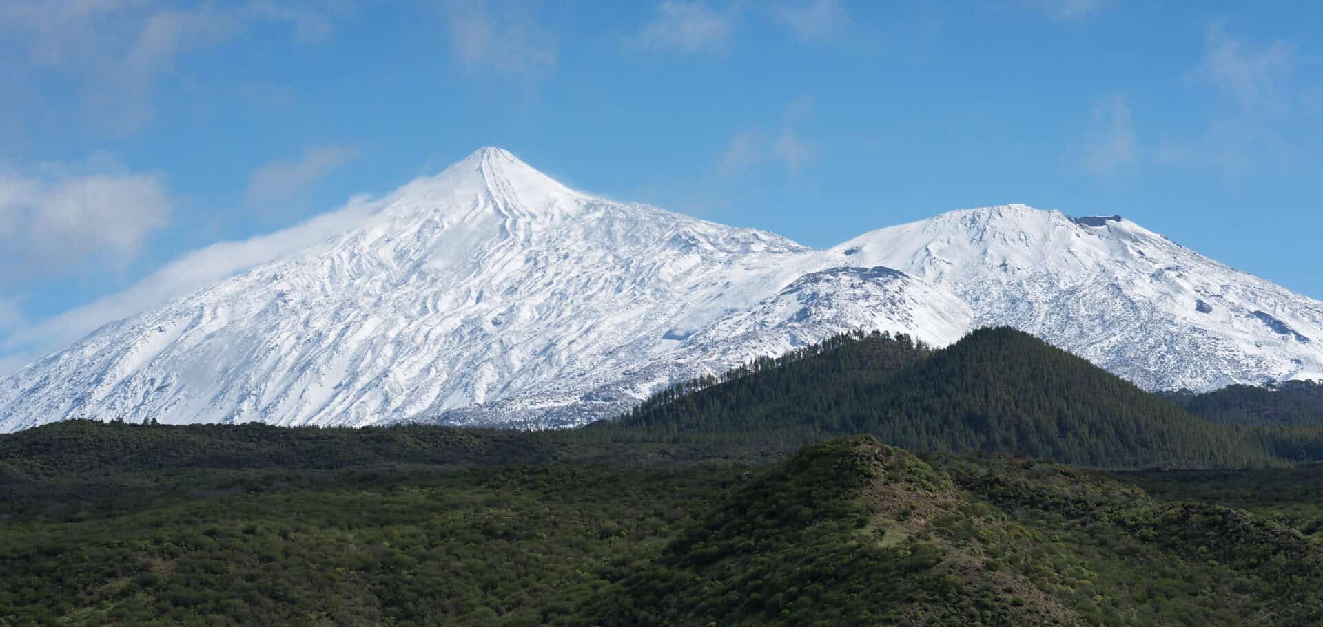 Meteo alle Canarie: il Teide coperto di neve, il vulcano si trasforma per Natale