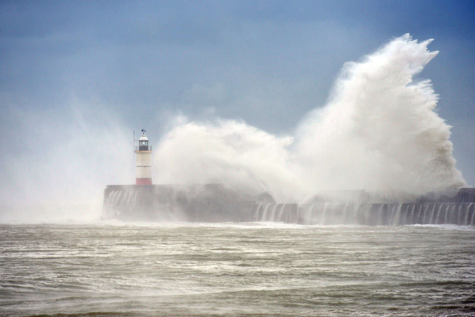 Tempesta Darragh: venti devastanti su Inghilterra, Galles e Irlanda, raffiche fino a 150 km/h