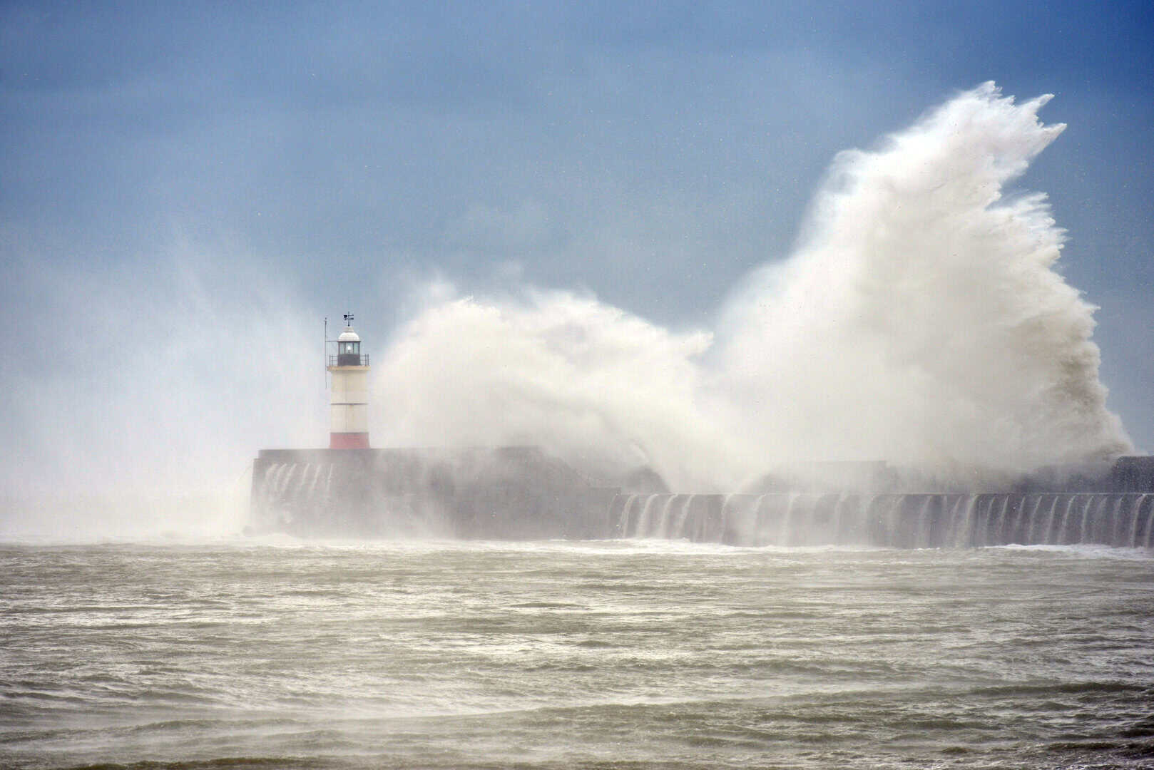 Tempesta Darragh: venti devastanti su Inghilterra, Galles e Irlanda, raffiche fino a 150 km/h