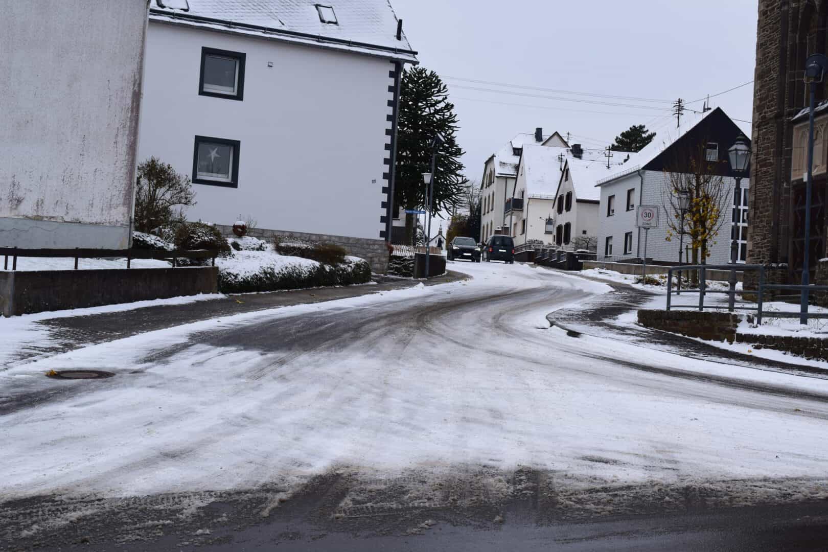 Meteo e disagi nel Distretto di Rems-Murr: strade ghiacciate, 154 incidenti e caos nei trasporti