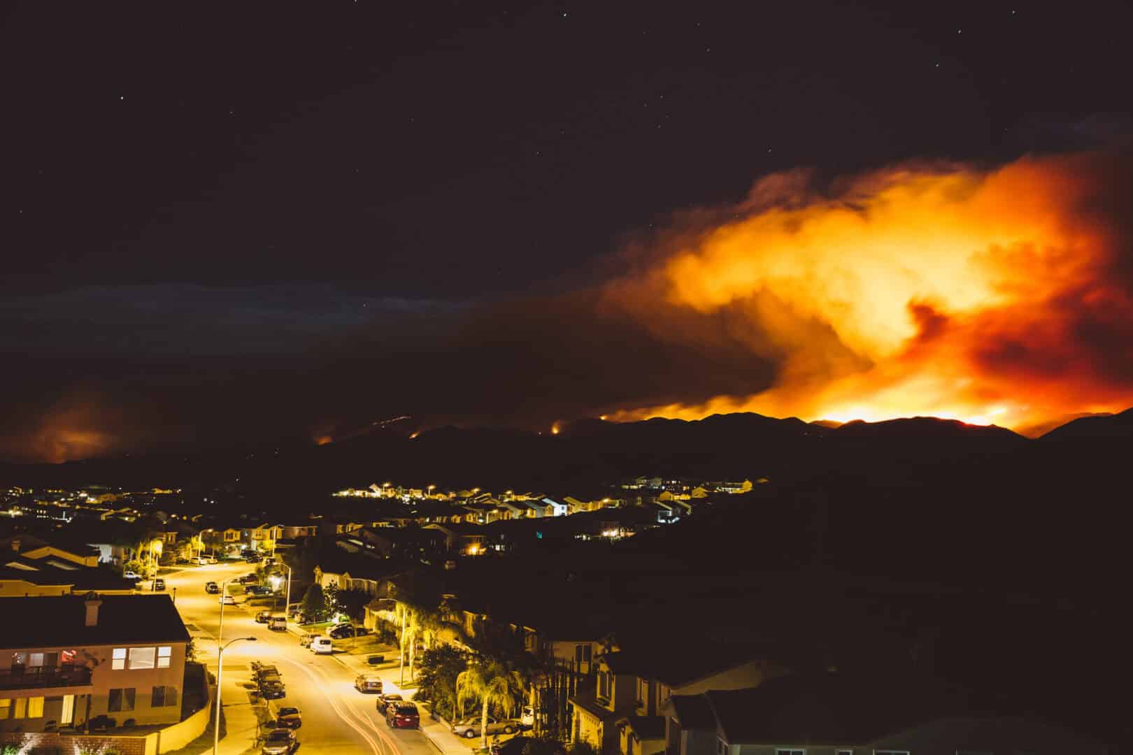 Meteo e incendi a Los Angeles: l’inferno di Hollywood tra venti apocalittici e evacuazioni di massa