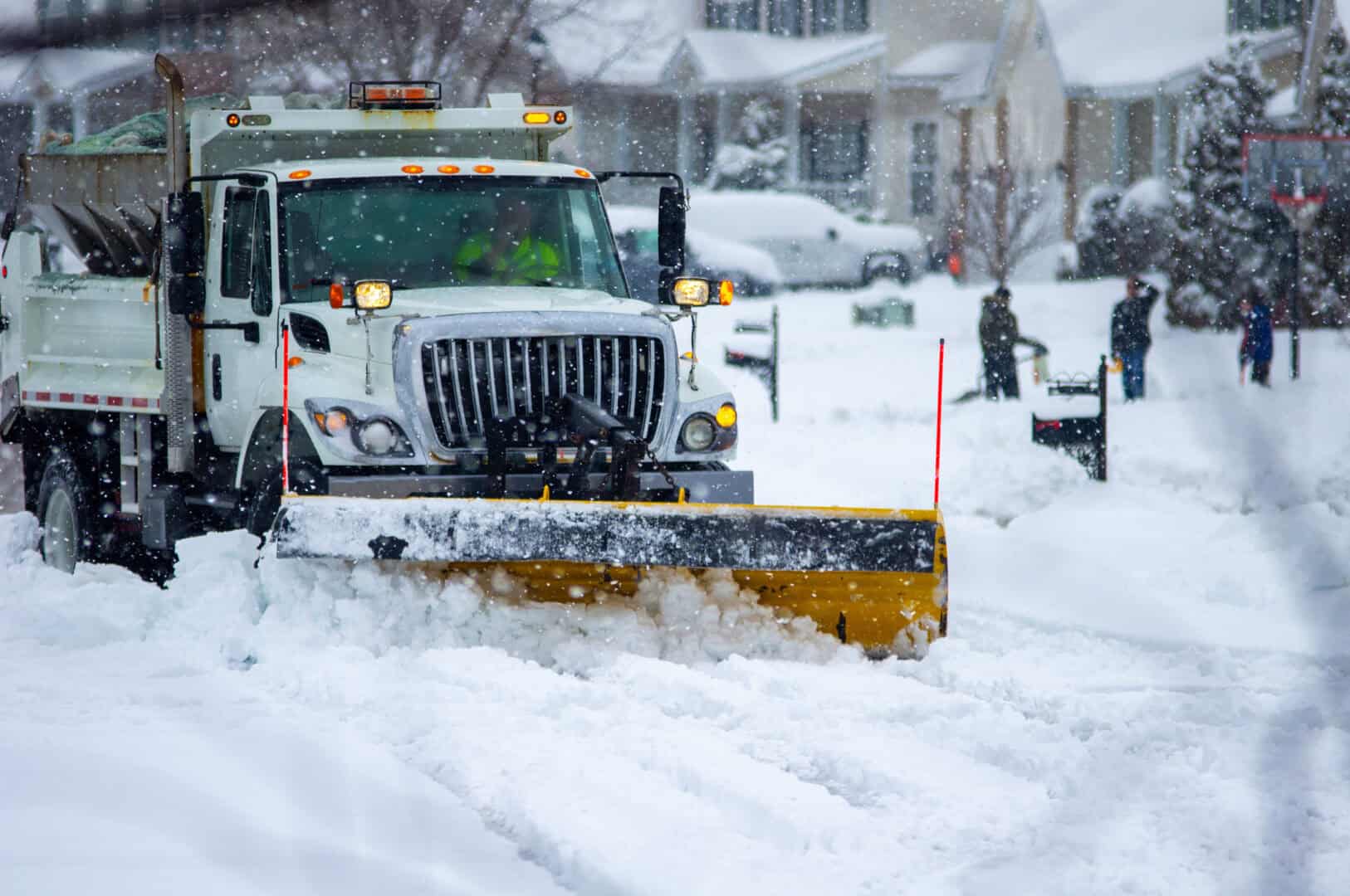 Meteo Stati Uniti: neve e ghiaccio paralizzano il Medio-Atlantico, i tornado minacciano il Sud