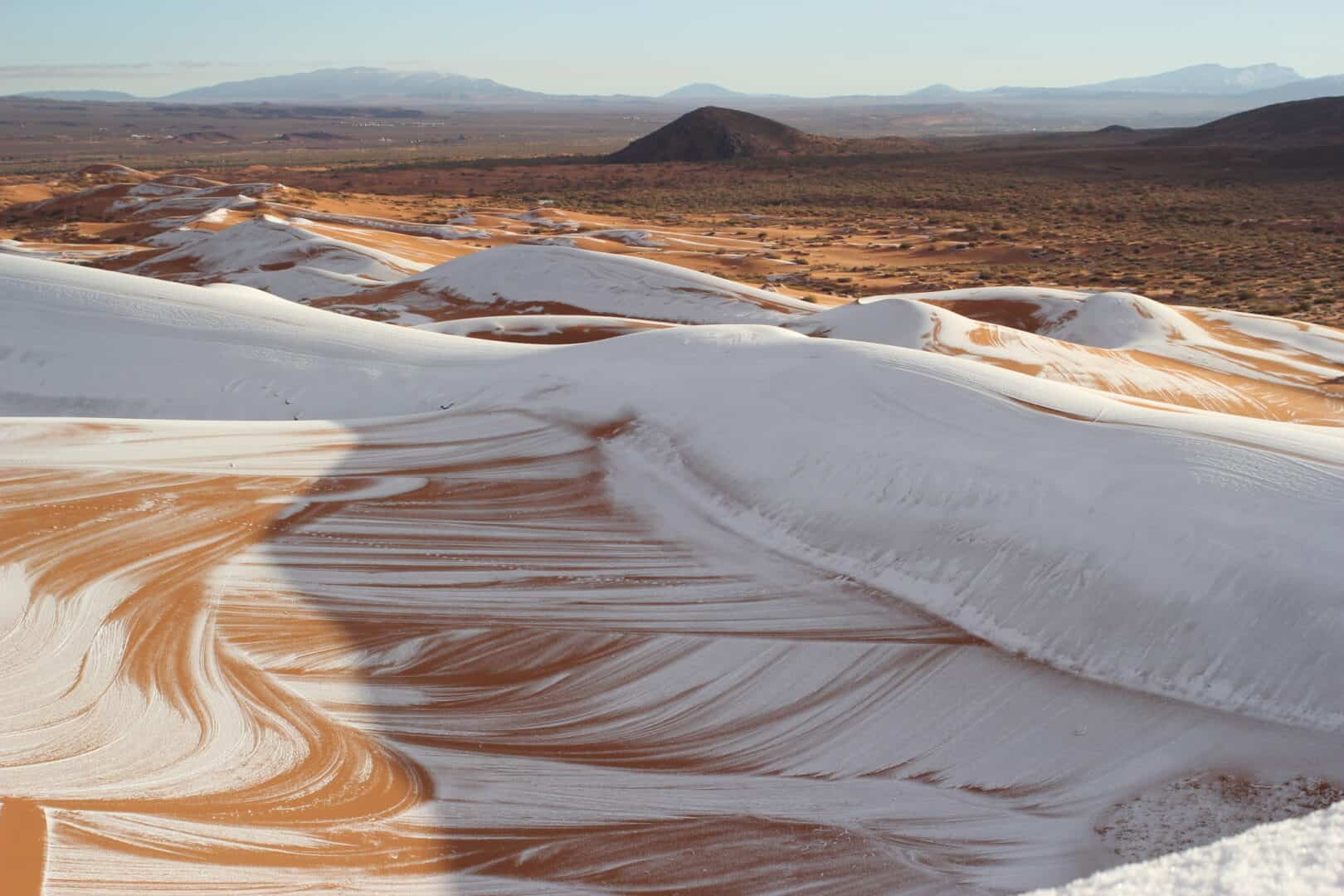 Meteo estremo anche in Africa: rara nevicata imbianca le dune del Sahara