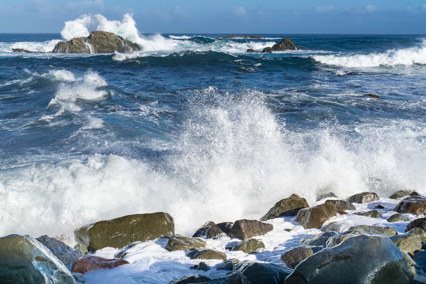 Meteo Canarie: allarme per onde giganti e venti impetuosi, scatta la preallerta su più isole
