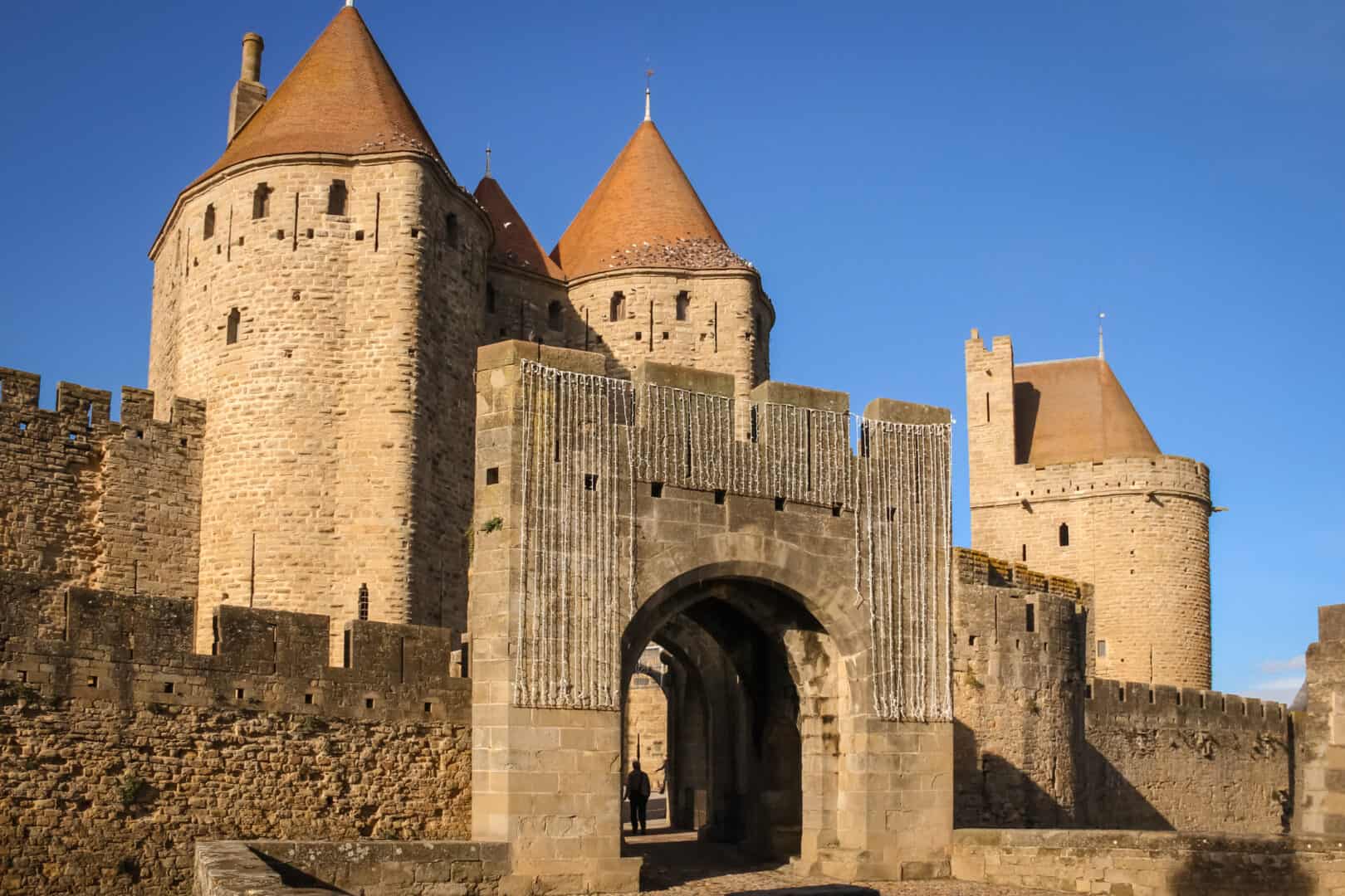 "Turismo in Francia: Storia, Sapori e Passeggiate nella Città Medievale di Carcassonne"